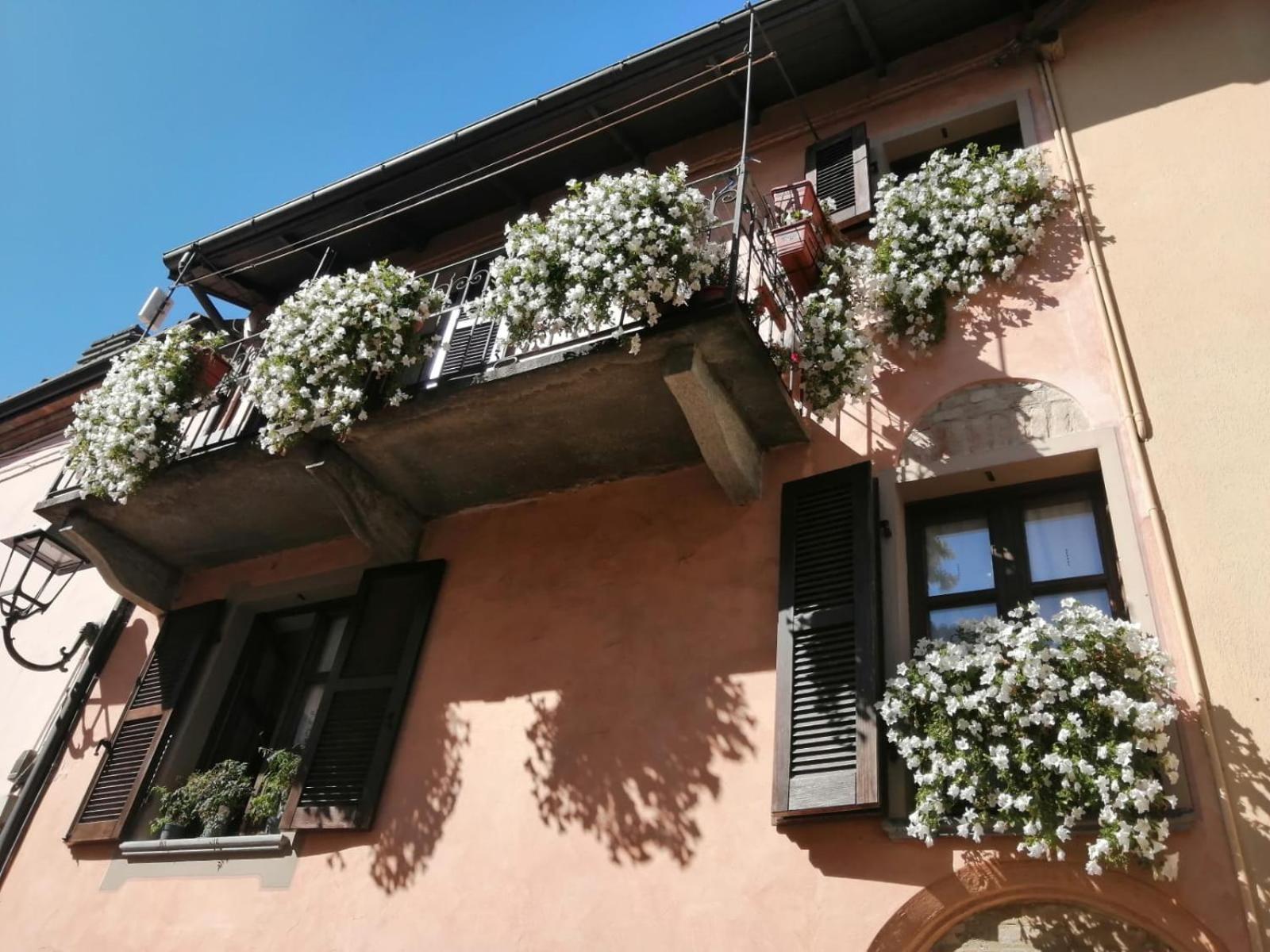 Holiday House Antica Dimora Soggiorni In Langa Centro Storico La Morra Buitenkant foto